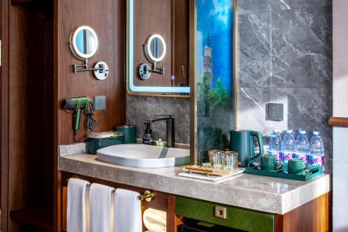 a bathroom with a sink and a mirror at Nostalgia S Hotel Kunming Old Street 时光漫步S酒店 昆明火车北站穿心鼓楼地铁站店 Free fresh ground coffee,Free laundry service in Kunming