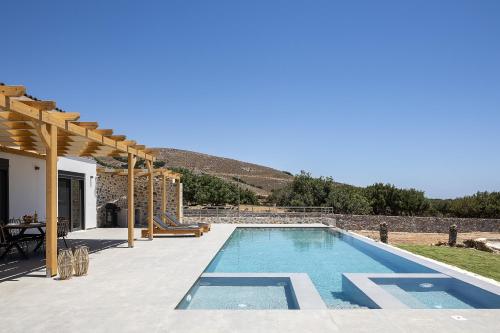 Бассейн в Pelagria Villa, a 4-Acre Escape with Beach Access, By ThinkVilla или поблизости