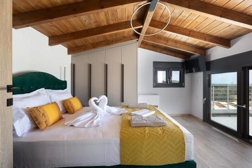 Кровать или кровати в номере Pelagria Villa, a 4-Acre Escape with Beach Access, By ThinkVilla