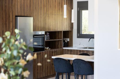 Кухня или мини-кухня в Pelagria Villa, a 4-Acre Escape with Beach Access, By ThinkVilla
