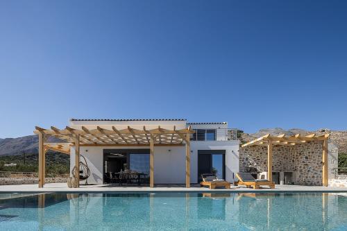 Бассейн в Pelagria Villa, a 4-Acre Escape with Beach Access, By ThinkVilla или поблизости