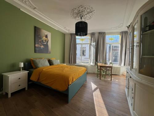 Un pat sau paturi într-o cameră la De Verwondering Privé etage met 2 slaapkamers