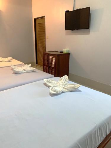 Un ou plusieurs lits dans un hébergement de l'établissement Siem Reap Riverside Hotel