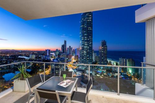 balcone con vista sulla città di notte di Artique Surfers Paradise - Official a Gold Coast