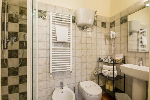 a bathroom with a toilet and a sink and a shower at B&B Quattro Cantoni in Siena