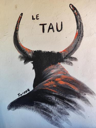 un tableau représentant un taureau à cornes sur un mur dans l'établissement Le Tau, à Saintes-Maries-de-la-Mer