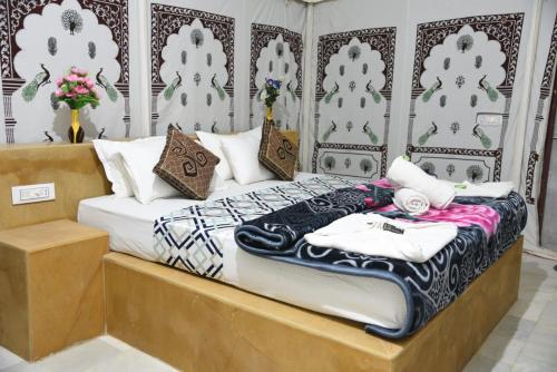 Voodi või voodid majutusasutuse Desert Mannat Camping Jaisalmer toas