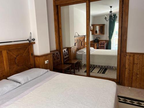 a bedroom with two beds and a mirror at Veliero en Costa Sol M13 in Costa Del Silencio