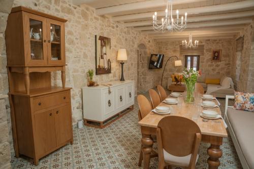 a kitchen and dining room with a table and chairs at Villa Petrohelidono in Petrokefálion