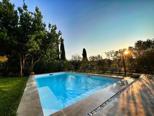 une piscine dans le jardin d'une maison dans l'établissement Le Moulin, à Aix-en-Provence