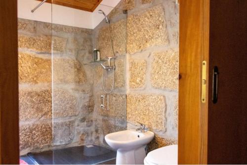 a bathroom with a shower and a sink at Casa da Mancha in Gouveia