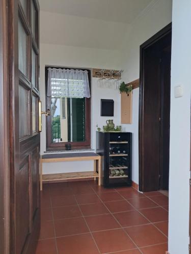 a room with a window and a tiled floor at Romantisches Kellerstöckl - Jeruzalem in Ivanjkovci