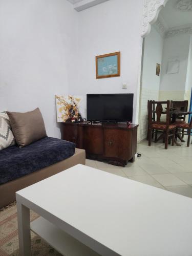 Μια τηλεόραση ή/και κέντρο ψυχαγωγίας στο Appartement familiale près de la mer