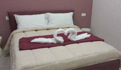 سرير أو أسرّة في غرفة في Regia Dimora