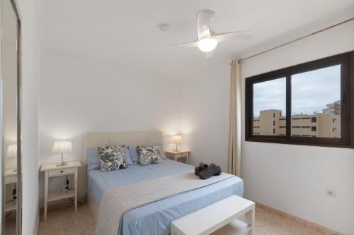 プラヤ・デル・イングレスにあるLirio Blanco de las Islas Canariasのベッドと窓のある白い寝室