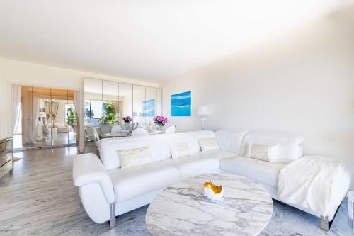 Spacious 1-Br with Sea View Residence with Pool Cannes