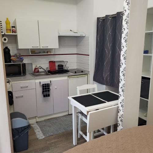 Kuchyň nebo kuchyňský kout v ubytování Studio centre ville