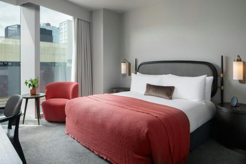 Una cama o camas en una habitación de The Stratford, Autograph Collection