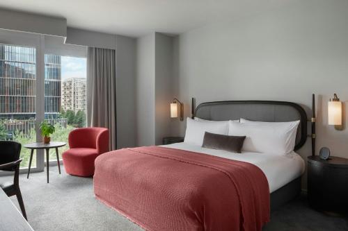Una cama o camas en una habitación de The Stratford, Autograph Collection