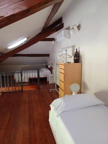 Ένα ή περισσότερα κρεβάτια σε δωμάτιο στο Casa dei nonni
