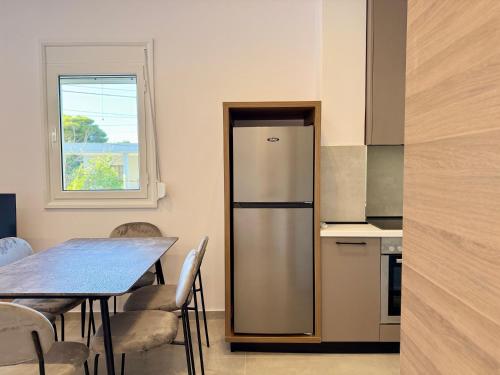 Кухня або міні-кухня у Vlora forest Apartments