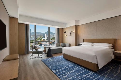 Postel nebo postele na pokoji v ubytování Sheraton Grand Xiamen Jimei