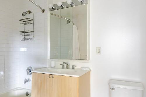 纽约Blueground Long Island City pool nr Gantry Plaza NYC-1844的带水槽、镜子和马桶的浴室