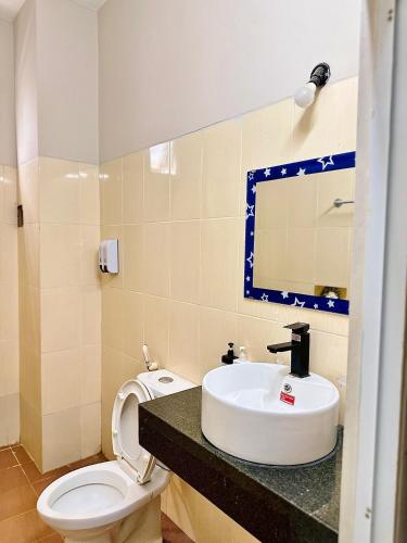 a bathroom with a white toilet and a sink at Khách sạn THIÊN lý in Liên Trì (4)