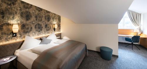 a hotel room with a large bed and a window at Hotel Königgut in Wals