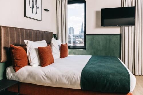 a bedroom with a large bed with a large window at Getaway Studios Liège in Liège