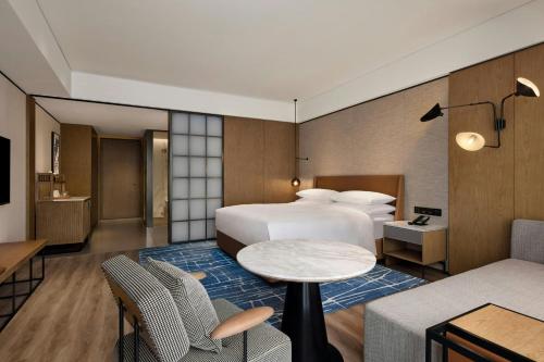 Postel nebo postele na pokoji v ubytování Sheraton Grand Xiamen Jimei