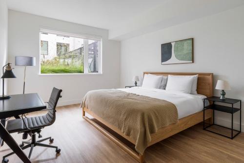 Blueground Ingold - Milldale pool nr Bayfront Park SFO-1897 في سان فرانسيسكو: غرفة نوم بها سرير ومكتب وجهاز كمبيوتر