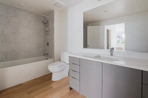 Blueground Ingold - Milldale pool nr Bayfront Park SFO-1897 في سان فرانسيسكو: حمام أبيض مع حوض ومرحاض ومغسلة