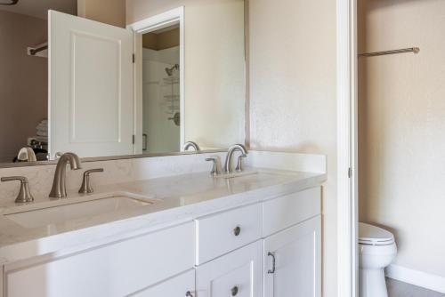 Koupelna v ubytování Blueground Pruneyard Dry Creek pool nr Park SFO-1891