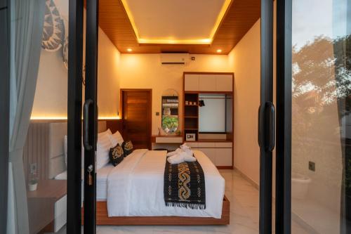 a bedroom with a bed and a bath tub at 3BR Brand New Cozy Private Villa D'Pondok Balangan in Uluwatu