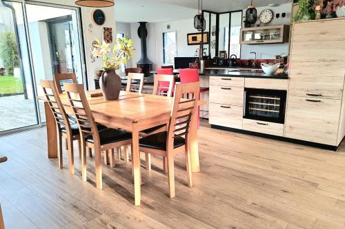 - une table à manger en bois et des chaises dans la cuisine dans l'établissement Spacious house with garden near the beach, à Saint-Malo