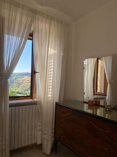 a room with a window with a dresser and a mirror at Casa contadina nel verde ai piedi della Majella - Agricasa Caprafico in Casoli