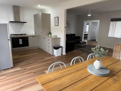 Dapur atau dapur kecil di 3Bed 2Bath home - Nth Central Reno metres from Hosp w Wifi