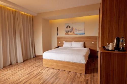 a bedroom with a large bed in a room at Golden pyramids group in Nazlet el-Sîsi