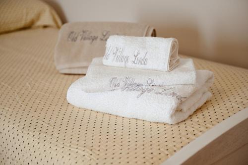 two towels sitting on top of a bed at Old Village Linda - Tra Lunigiana & Cinque Terre in Comano