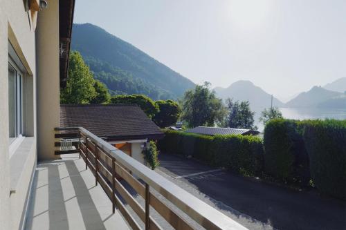 a balcony of a house with a view of the water at Traumhafte 4,5-Zi-Wohnung mit Sicht auf den See in Alpnach