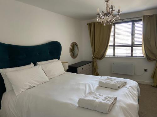 Ένα ή περισσότερα κρεβάτια σε δωμάτιο στο Marina Suite 1 Bed Duplex ER104