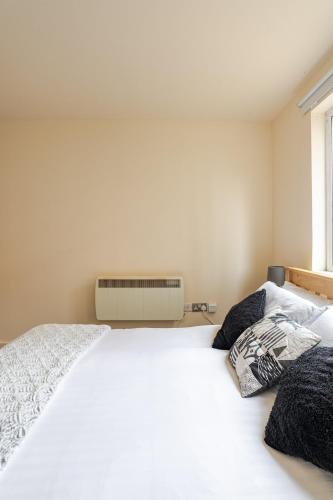 a bedroom with a white bed and a window at Amazing River view 2 bedroom apartment, sleeps 6 , balcony and parking in London