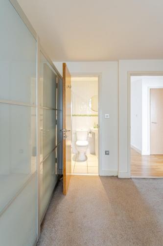 a bathroom with a toilet in a room at Amazing River view 2 bedroom apartment, sleeps 6 , balcony and parking in London