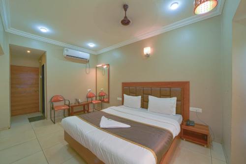 Ένα ή περισσότερα κρεβάτια σε δωμάτιο στο Hotel Vrindavan Deluxe Kolhapur NEAR CENTRAL BUS STAND
