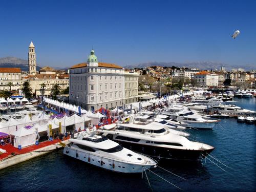 Apartment Aspalathos Centar - Split city center, a few minutes' walking distance to the UNESCO Palace, parking lot in front of the apartment
