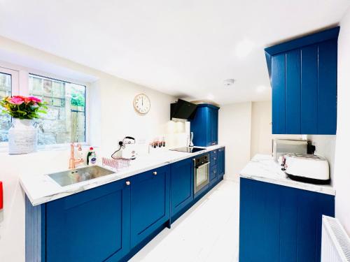 Kuchyň nebo kuchyňský kout v ubytování HomeDecor Cottages - Castle Walk House