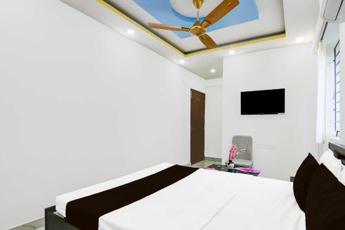Hotel O Mourigram Near Andul Roadにあるテレビまたはエンターテインメントセンター