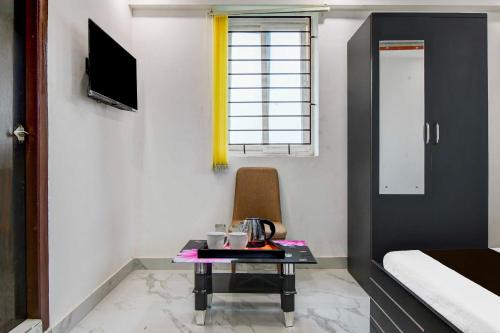 Hotel O Mourigram Near Andul Roadにあるテレビまたはエンターテインメントセンター