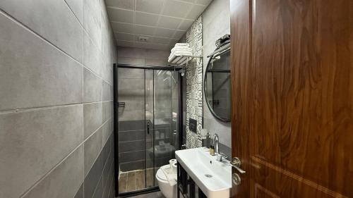 イスタンブールにあるHan Suite Hotelのトイレ、洗面台、シャワー付きのバスルーム
